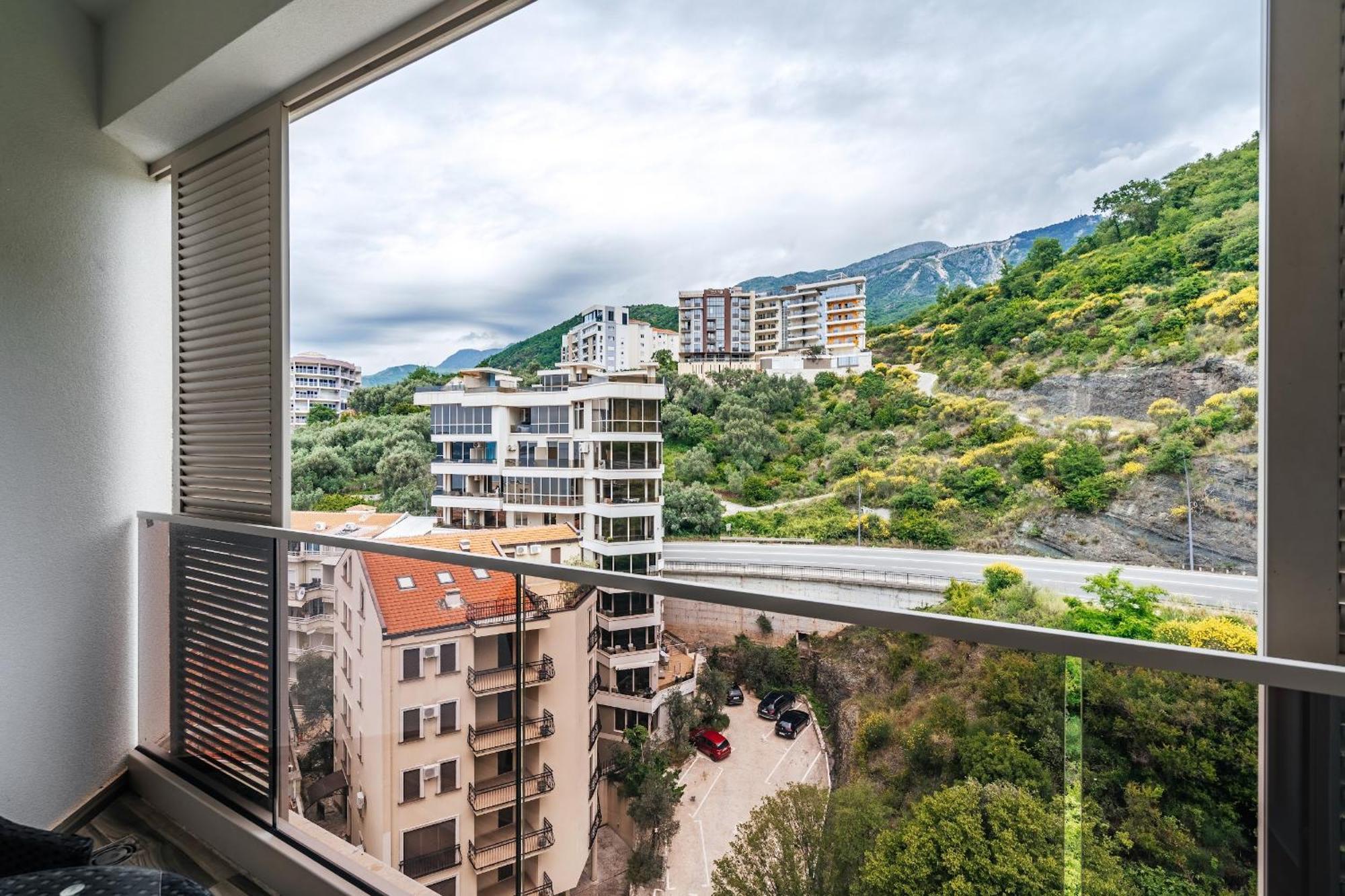 Aura Tower Aparments By In Property Rafailovici Luaran gambar